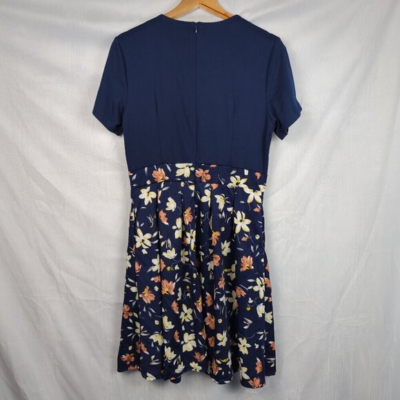 Keyhole Floral Dress with Pockets - Picture 7 of 9